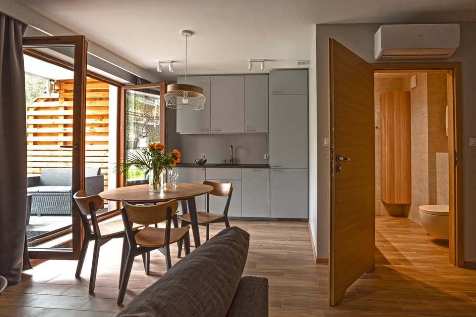 Kitchen or kitchenette, Dining area