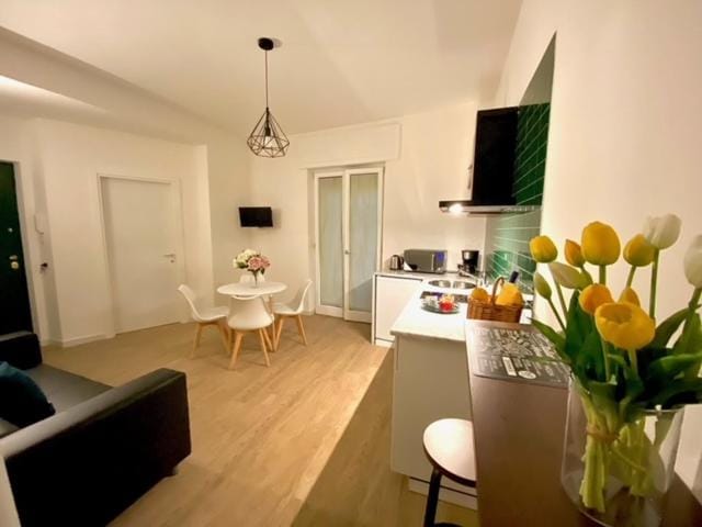 Kitchen or kitchenette, Living room, Seating area, Dining area