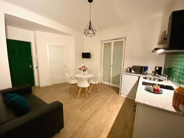 TV and multimedia, Kitchen or kitchenette, Living room, Seating area, Dining area