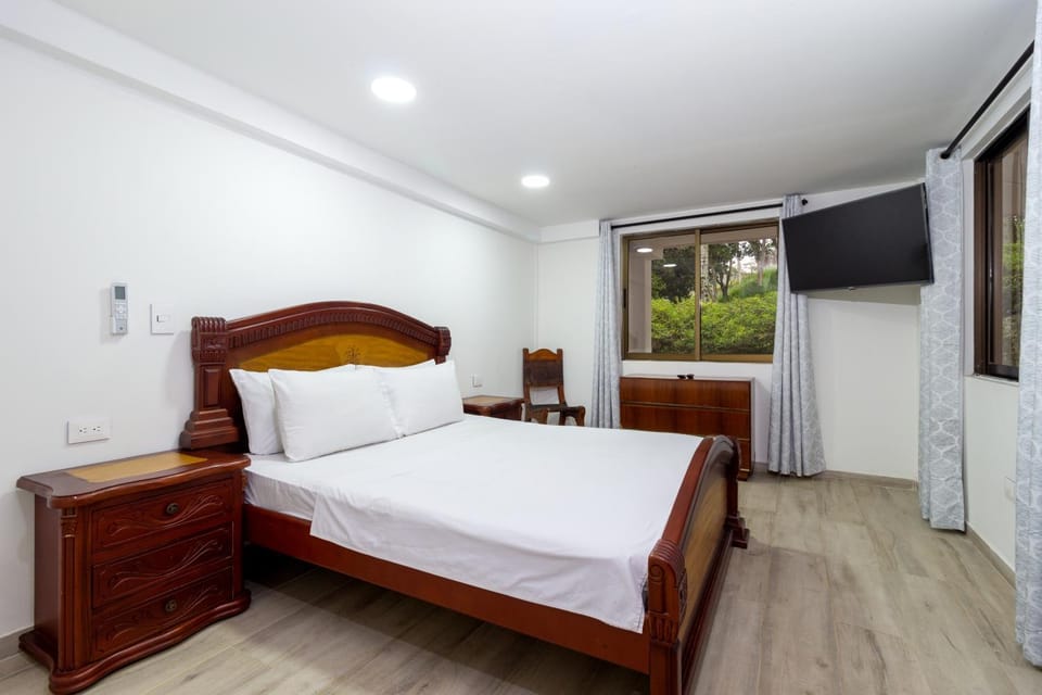 Communal lounge/ TV room, Bed, TV and multimedia, Photo of the whole room, Evening entertainment, Bedroom
