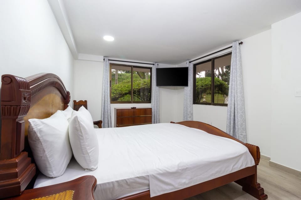 Bed, TV and multimedia, Photo of the whole room, Bedroom