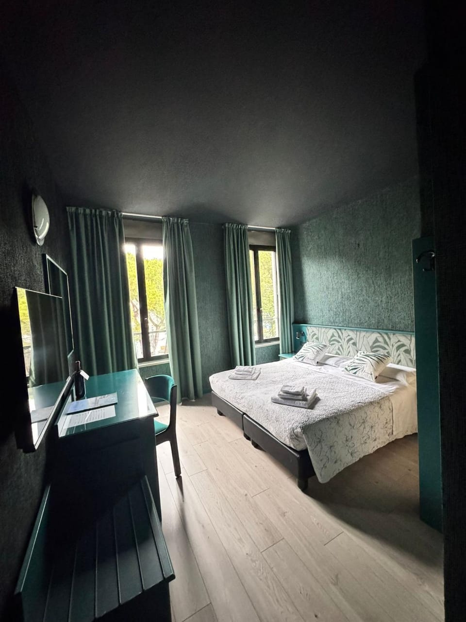 Bed, Photo of the whole room, Bedroom, towels
