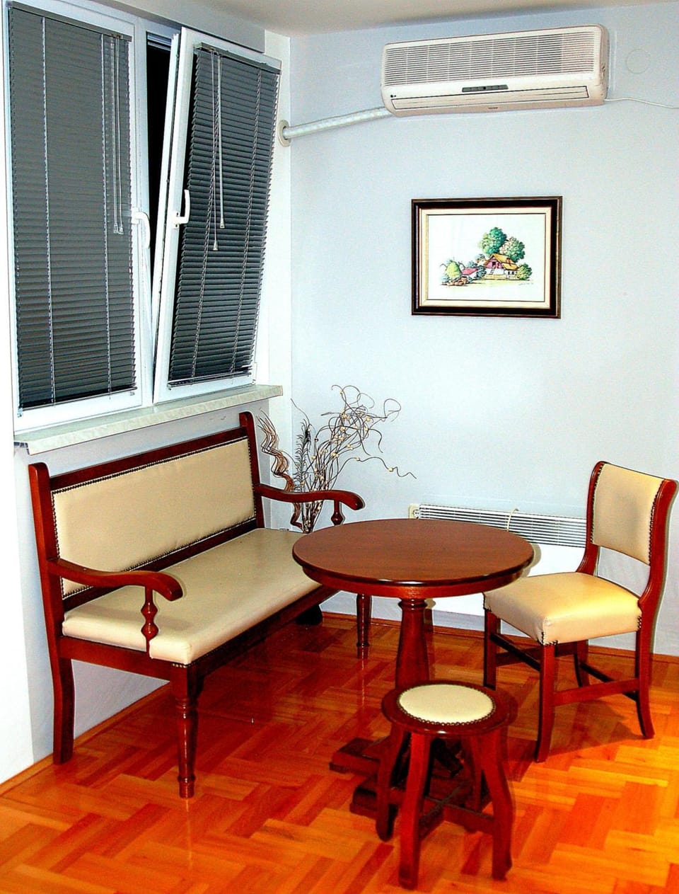 Seating area, Dining area, air conditioner
