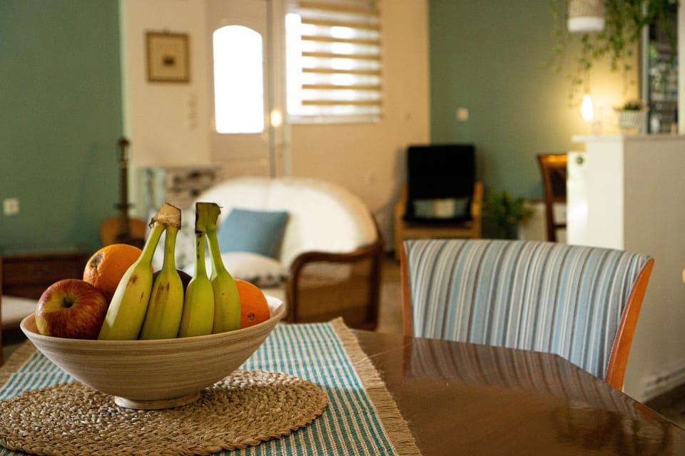 Communal lounge/ TV room, Living room, Seating area, Dining area, Food