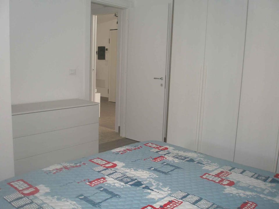 Bedroom, air conditioner