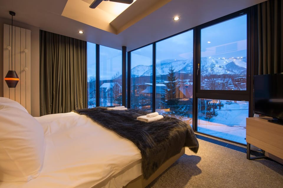 Bedroom, Mountain view