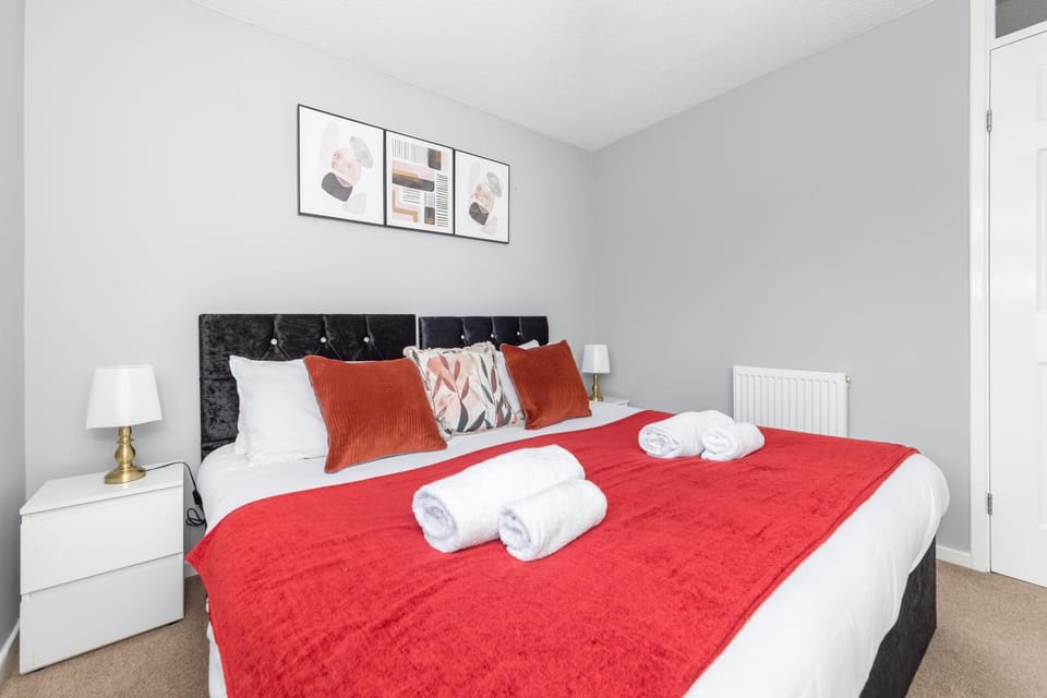 Bed, Photo of the whole room, Bedroom, towels