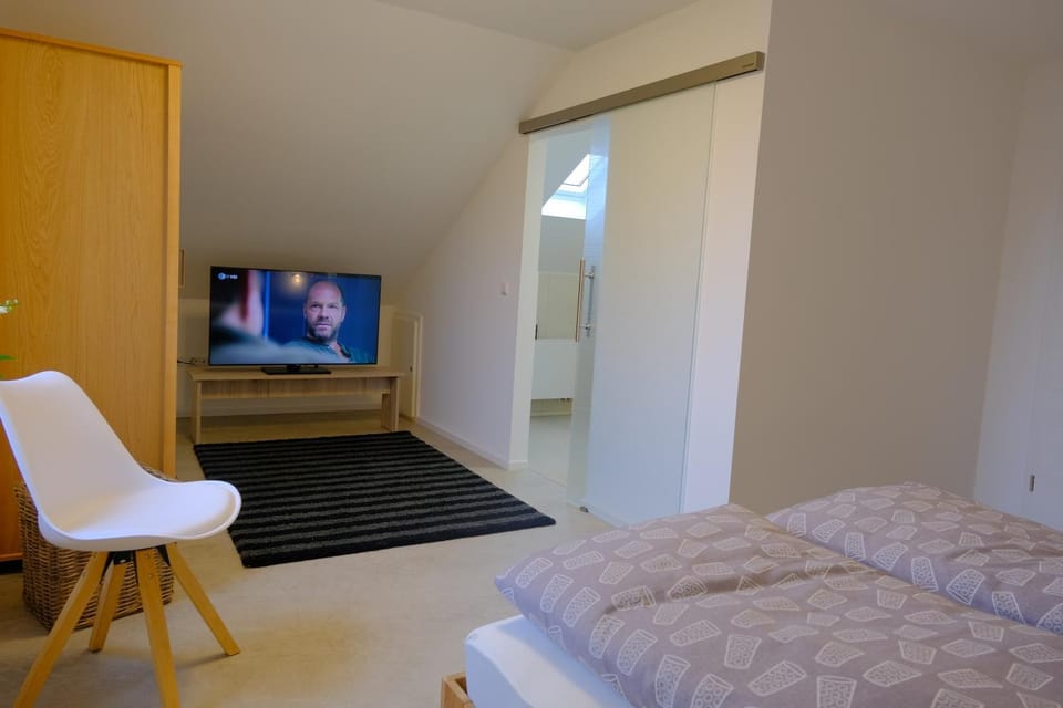 Photo of the whole room, Bedroom