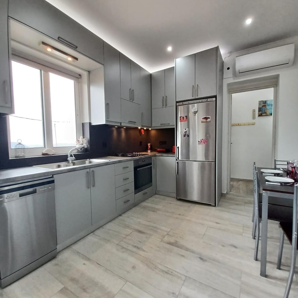 Dining area, kitchen