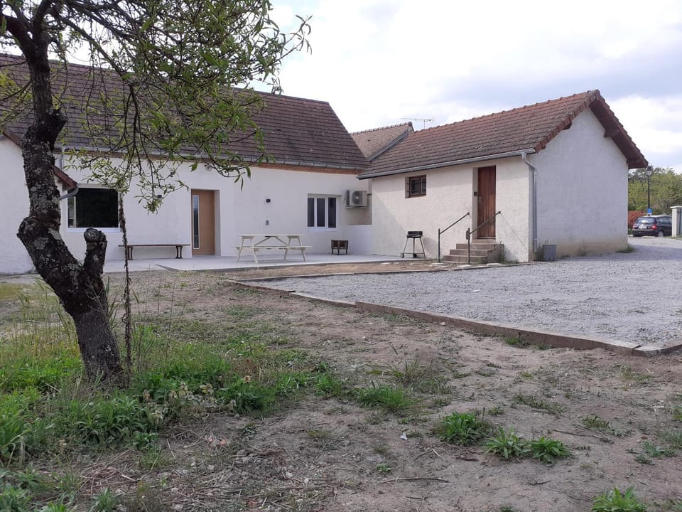 Facade/entrance, Garden, Parking