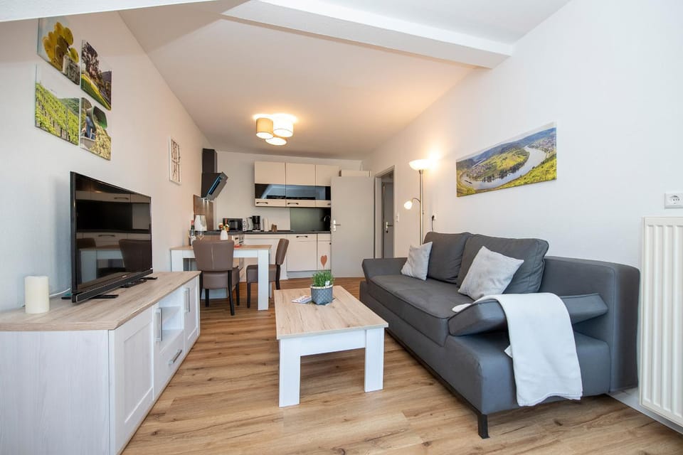 TV and multimedia, Kitchen or kitchenette, Living room, Seating area, Dining area