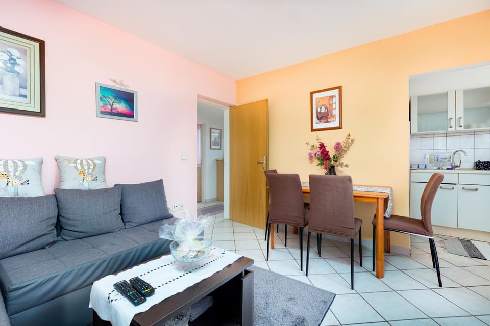 Bed, Living room, Seating area, Dining area, kitchen