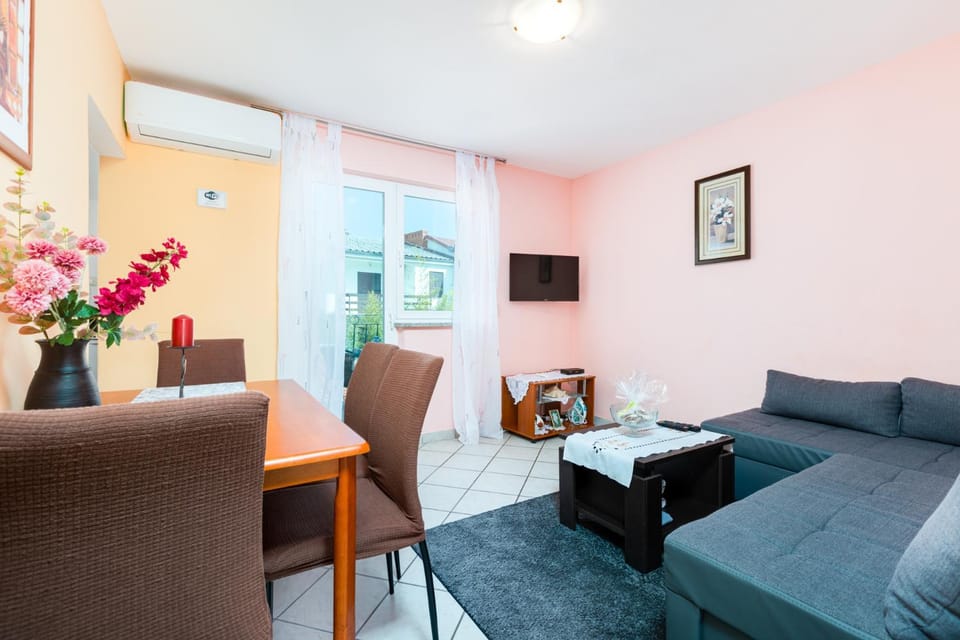TV and multimedia, Balcony/Terrace, Living room, Seating area, Dining area, Garden view, Inner courtyard view, air conditioner
