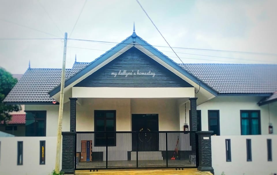 Property building, Facade/entrance, Day