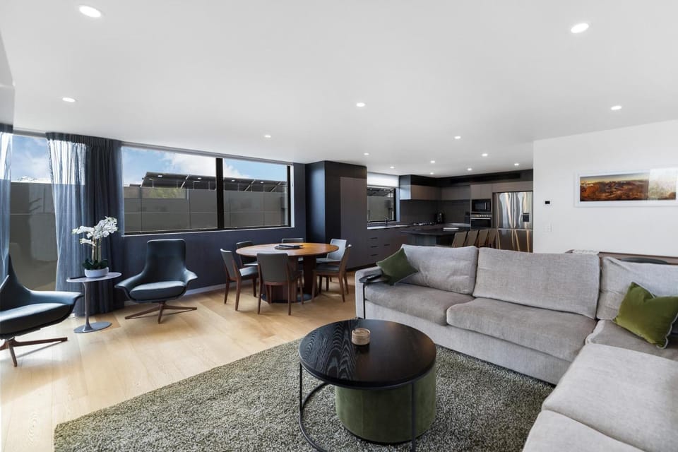 Kitchen or kitchenette, Living room, Seating area, Dining area