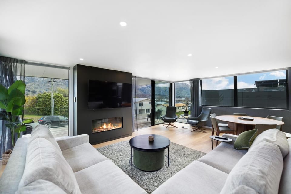Natural landscape, TV and multimedia, Living room, Seating area, flat iron