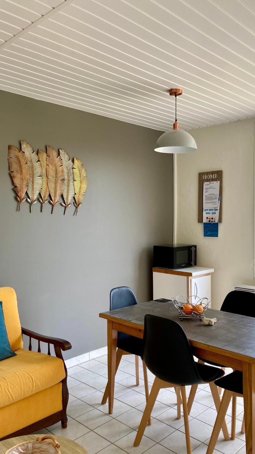 Seating area, Dining area