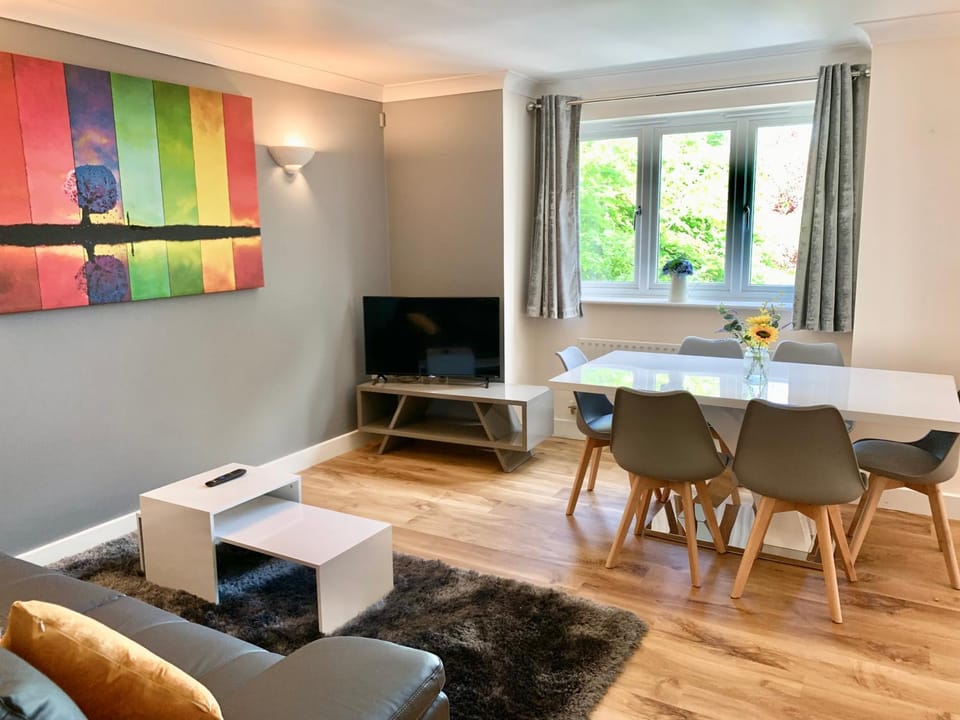 Communal lounge/ TV room, TV and multimedia, Living room, Seating area, Dining area