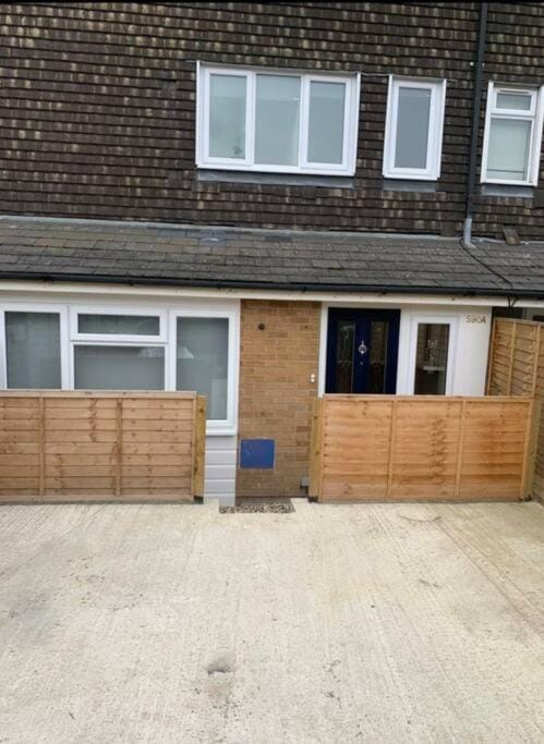 Basingstoke 1x Double bed and Sofa bed Apartment in Basingstoke