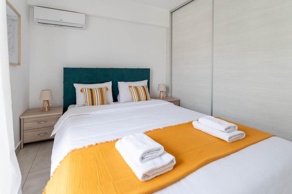 Bed, towels, air conditioner