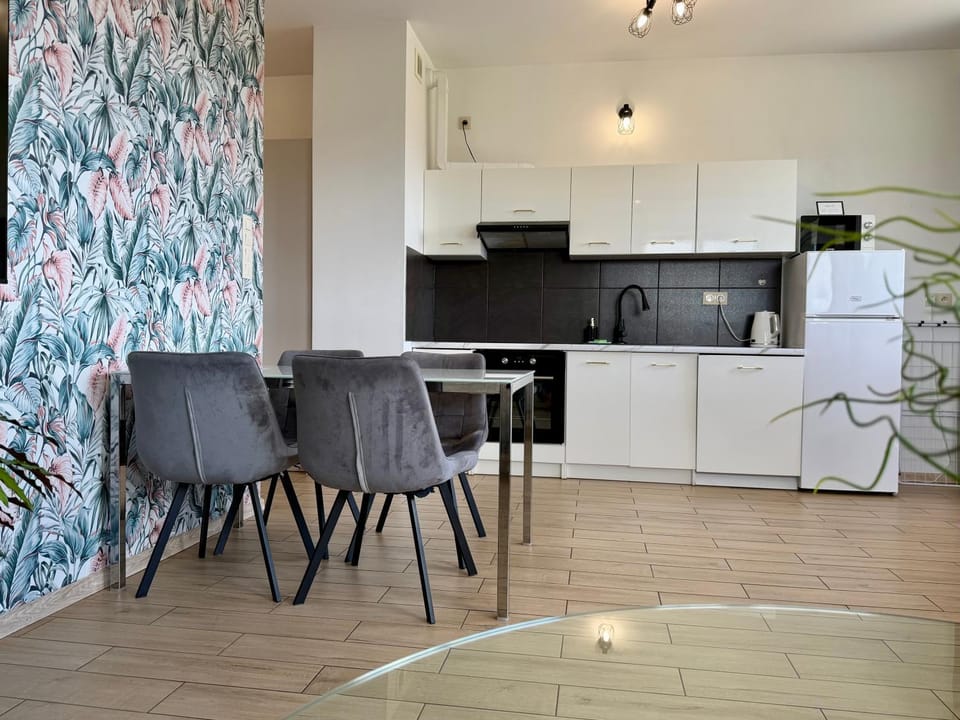 Kitchen or kitchenette, Living room, Seating area, Dining area, oven