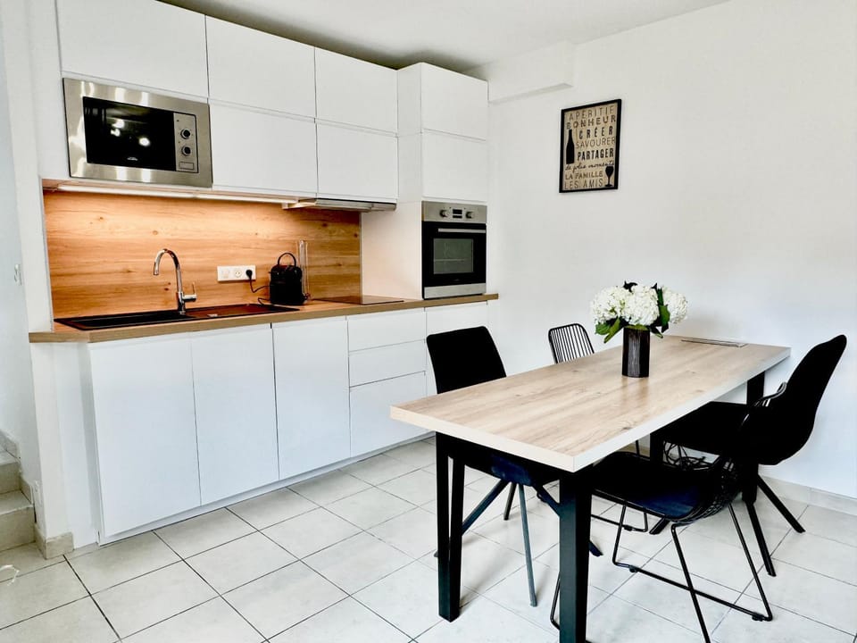 Kitchen or kitchenette, Living room, Seating area, Dining area, stove