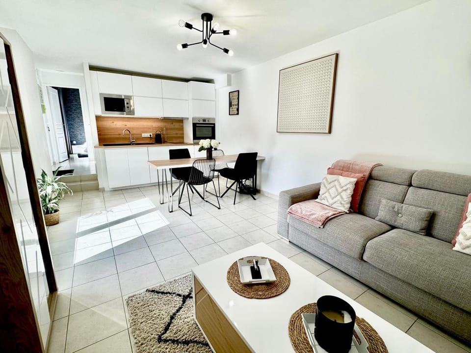 Coffee/tea facilities, Kitchen or kitchenette, Living room, Seating area, Dining area, dishwasher, oven, stove