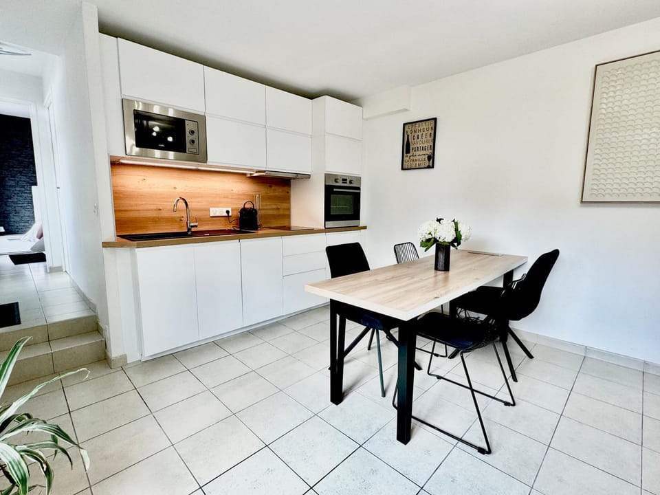 Coffee/tea facilities, Kitchen or kitchenette, oven, stove
