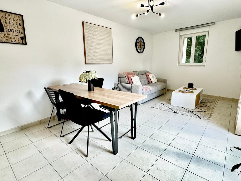 TV and multimedia, Living room, Seating area, Dining area