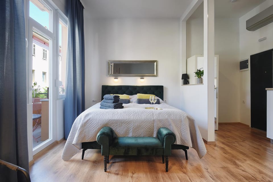 Bed, Photo of the whole room