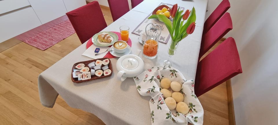 Kitchen or kitchenette, Communal kitchen, Breakfast, kitchen