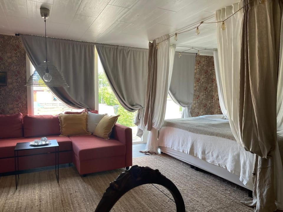 Photo of the whole room, Seating area, Bedroom
