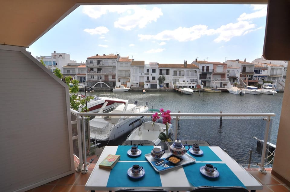 View (from property/room), Balcony/Terrace, Dining area, River view