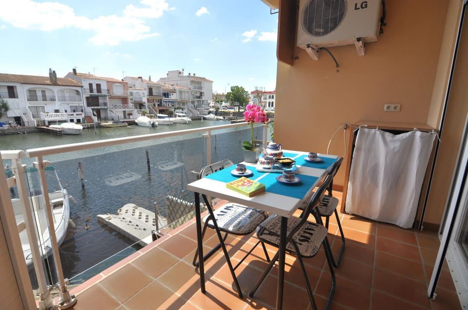 View (from property/room), Balcony/Terrace, Dining area, River view