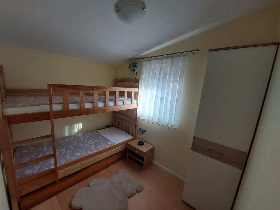 Bedroom, bunk bed