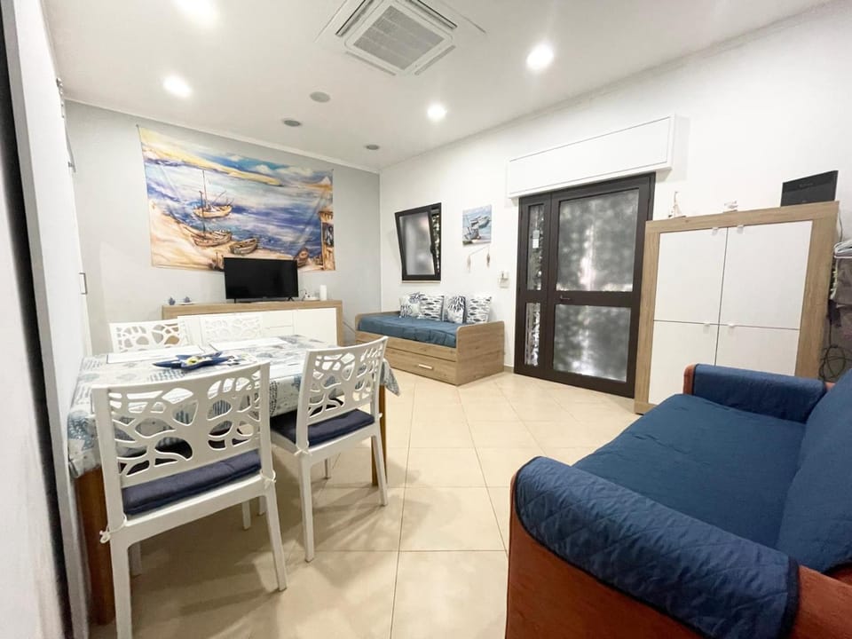 Bed, TV and multimedia, Living room, Photo of the whole room, Dining area