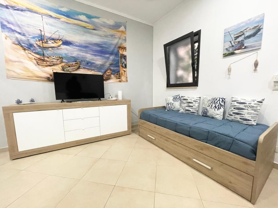 Bed, TV and multimedia, Decorative detail