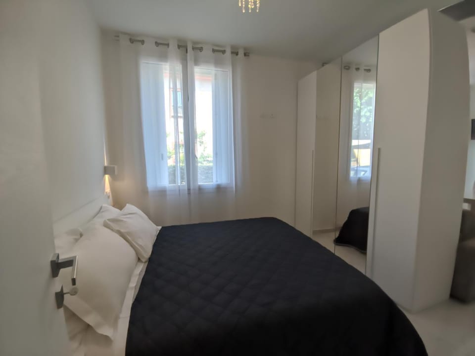Bed, Photo of the whole room, wardrobe
