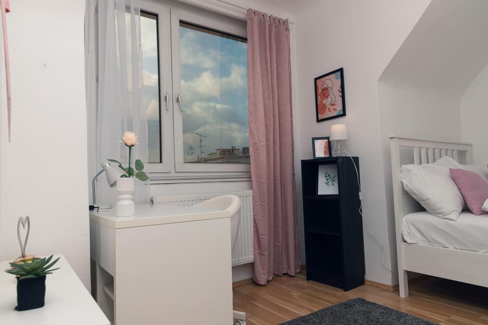 Bed, Seating area, Bedroom