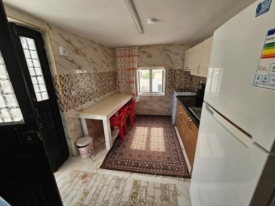 Kitchen or kitchenette, Dining area, oven, stove