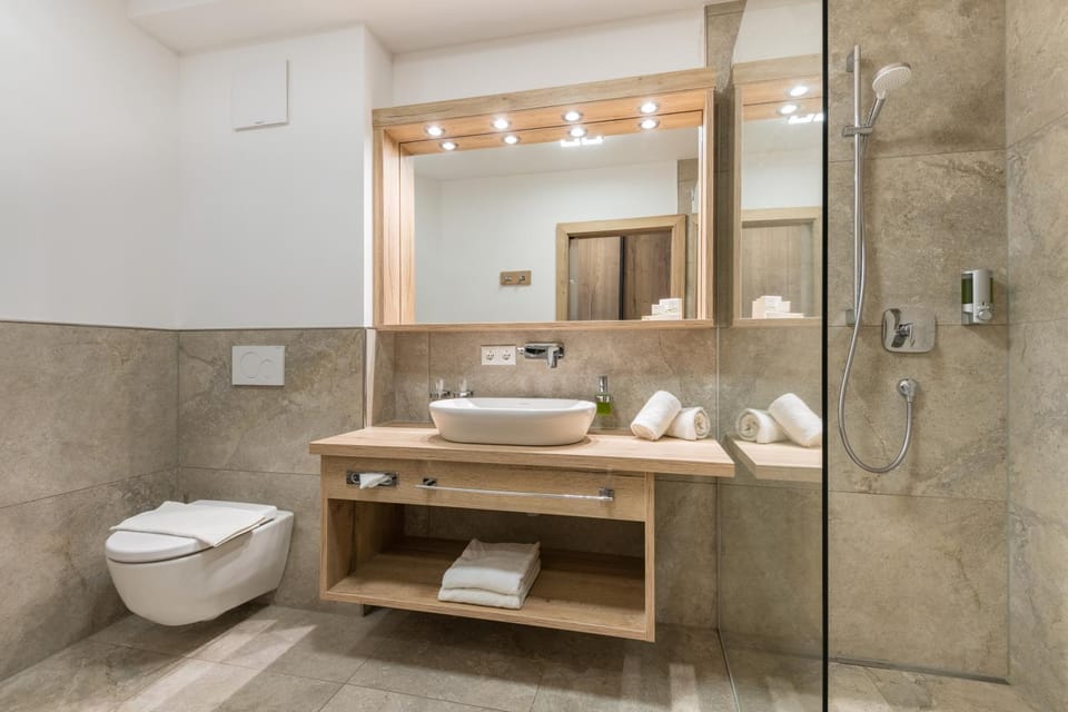 Shower, Toilet, Bathroom, towels