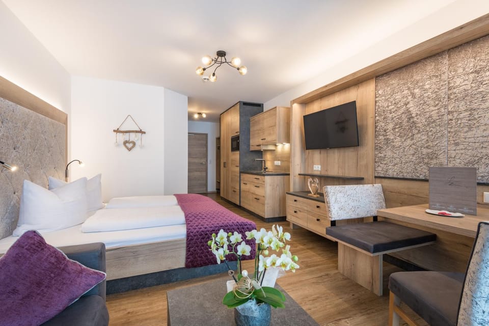 Bed, Kitchen or kitchenette, Living room, Photo of the whole room, Seating area, Bedroom