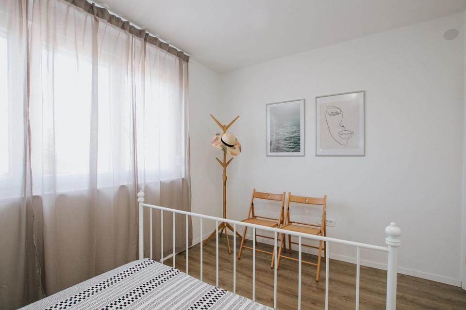 Bed, Decorative detail, Bedroom, Guests, wardrobe