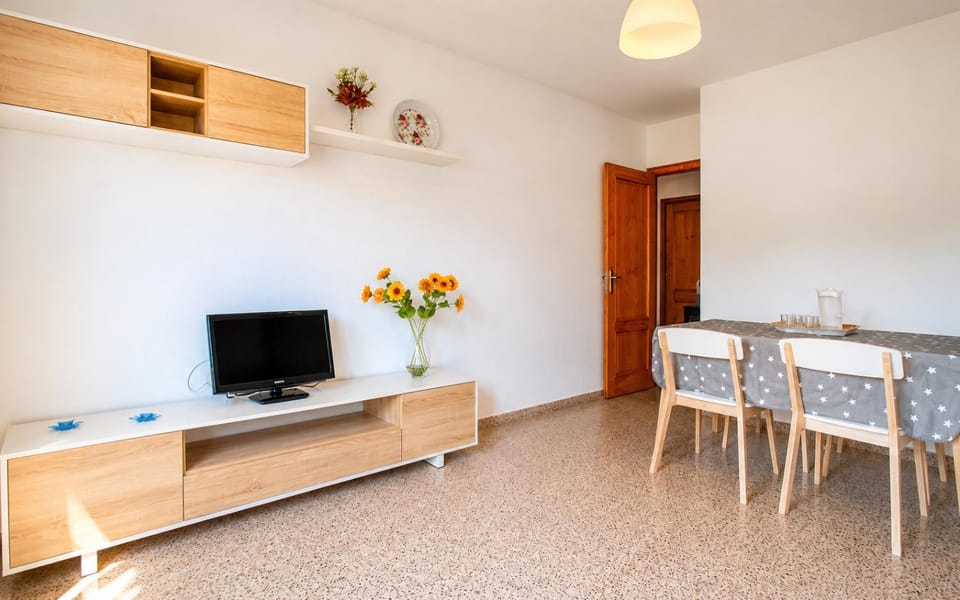 Communal lounge/ TV room, Living room, Dining area
