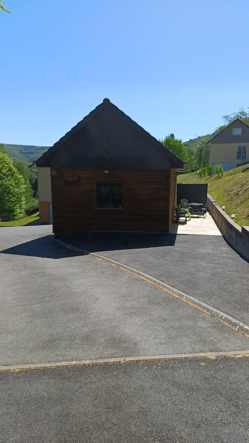 Chalet à L'orée du bois avec parking Chalet in Wallonia, Belgium