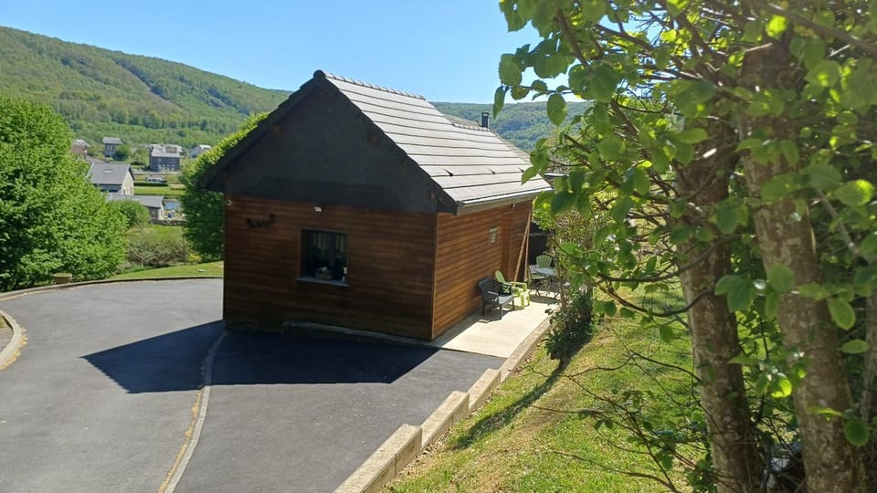 Chalet à L'orée du bois avec parking Chalet in Wallonia, Belgium