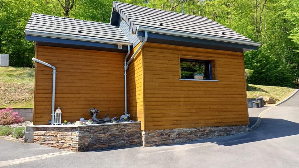 Chalet à L'orée du bois avec parking Chalet in Wallonia, Belgium