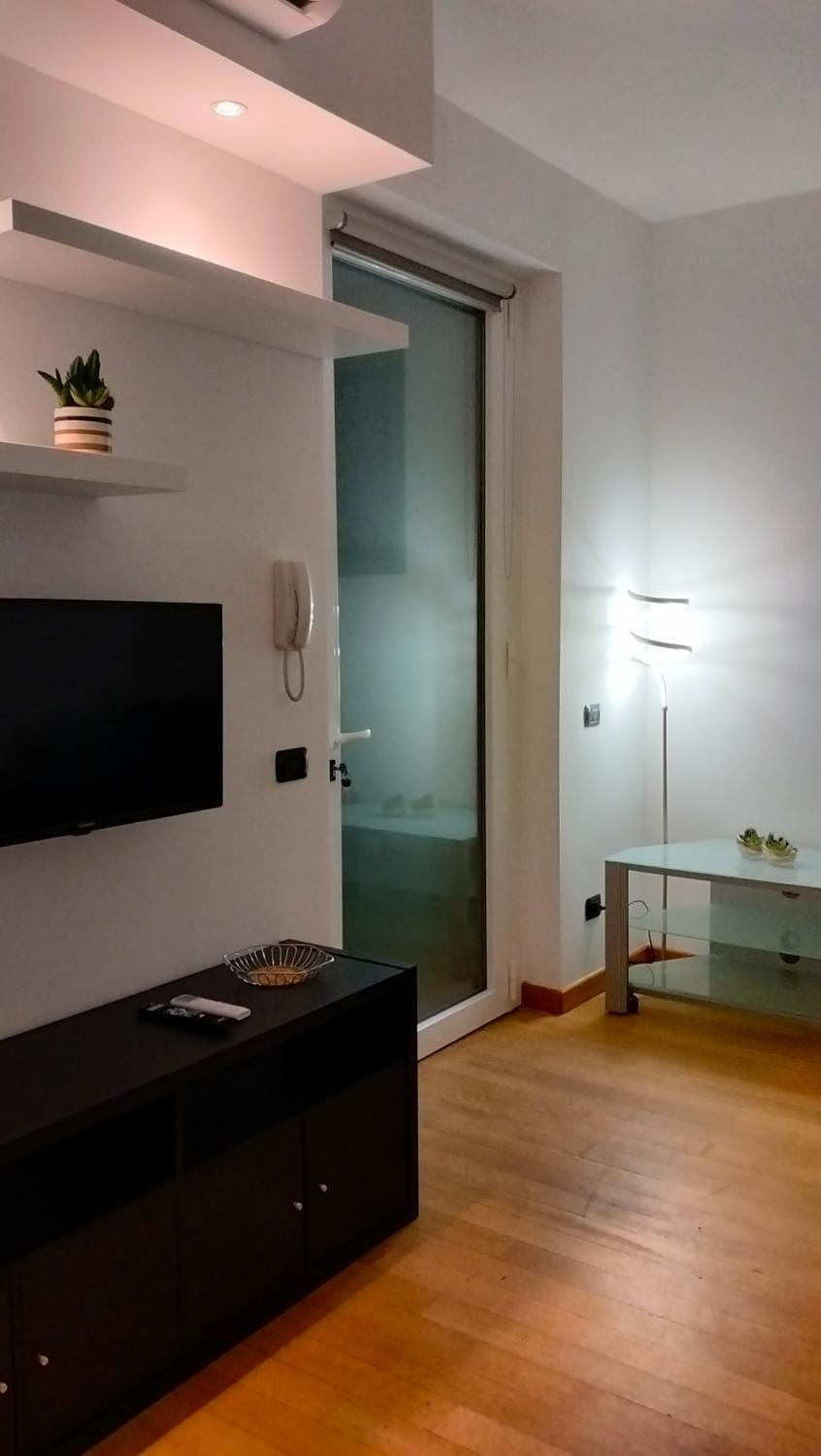 Barbara's house - Milano Nord - 200 MT train station to city center, Stazione centrale, Cadorna, airports - private parking place Vacation rental in Lombardy