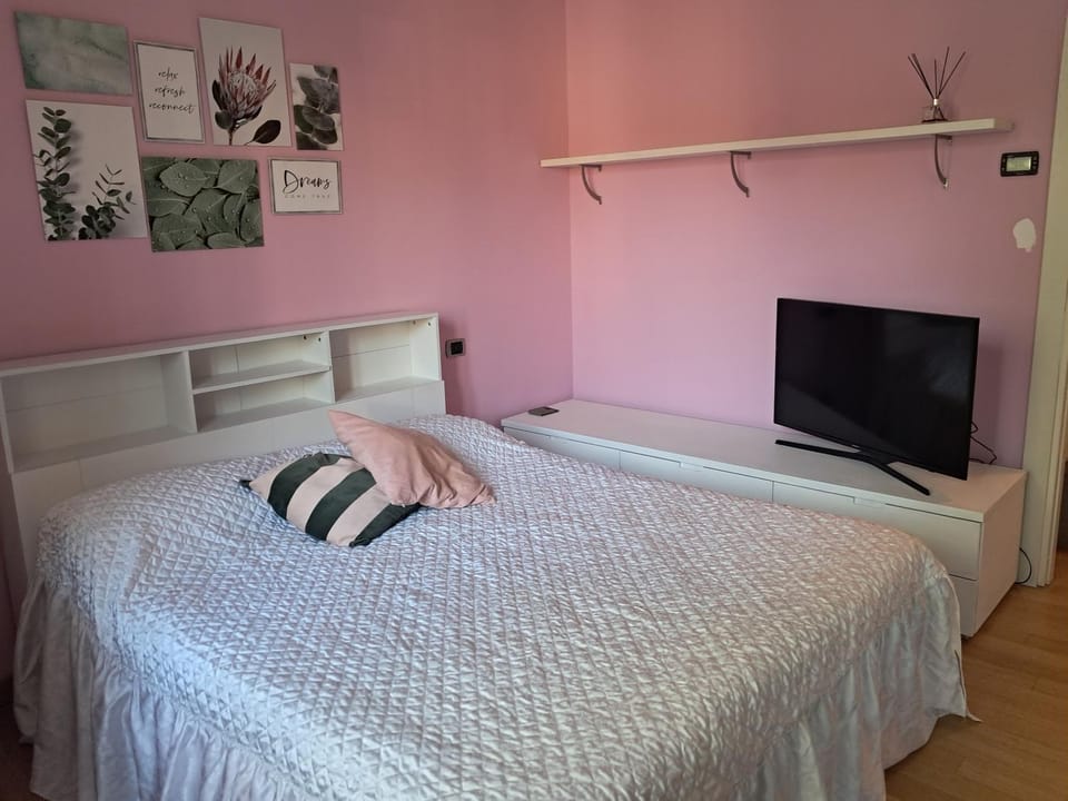 Cozy apartment in villa 4 PAX- Milano Nord - 200 MT train station to city center, Stazione centrale, Cadorna, airports - private parking place Vacation rental in Lombardy