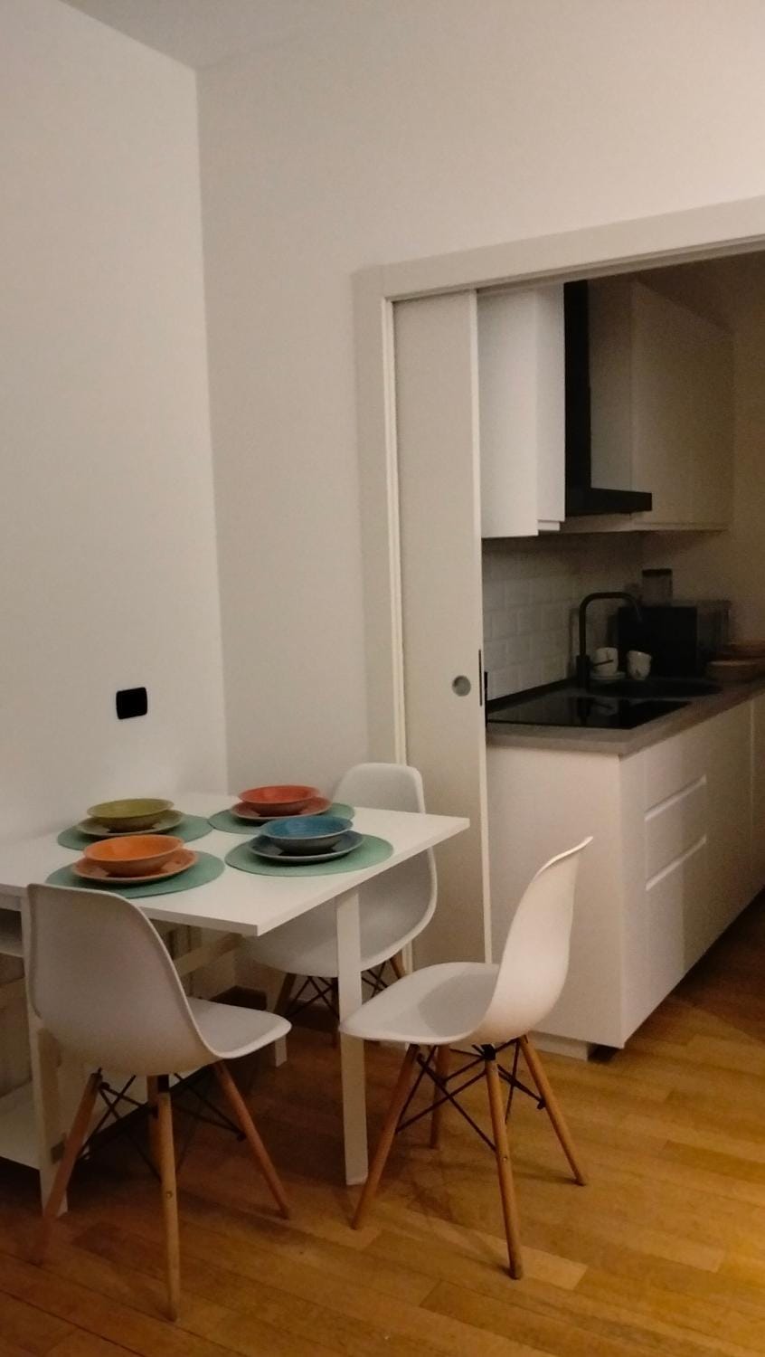 Barbara's house - Milano Nord - 200 MT train station to city center, Stazione centrale, Cadorna, airports - private parking place Vacation rental in Lombardy